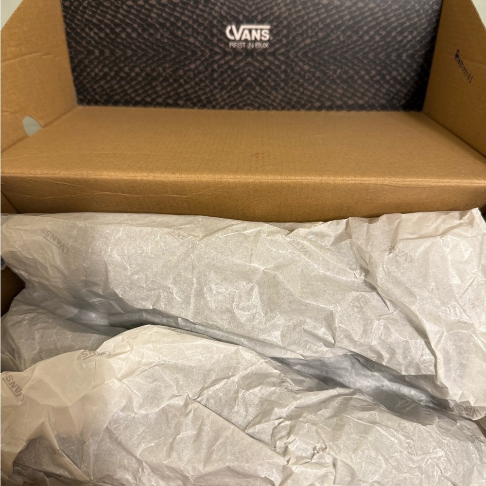 Vans Unisex Black Slip-On Shoes - Picture 4 of 4